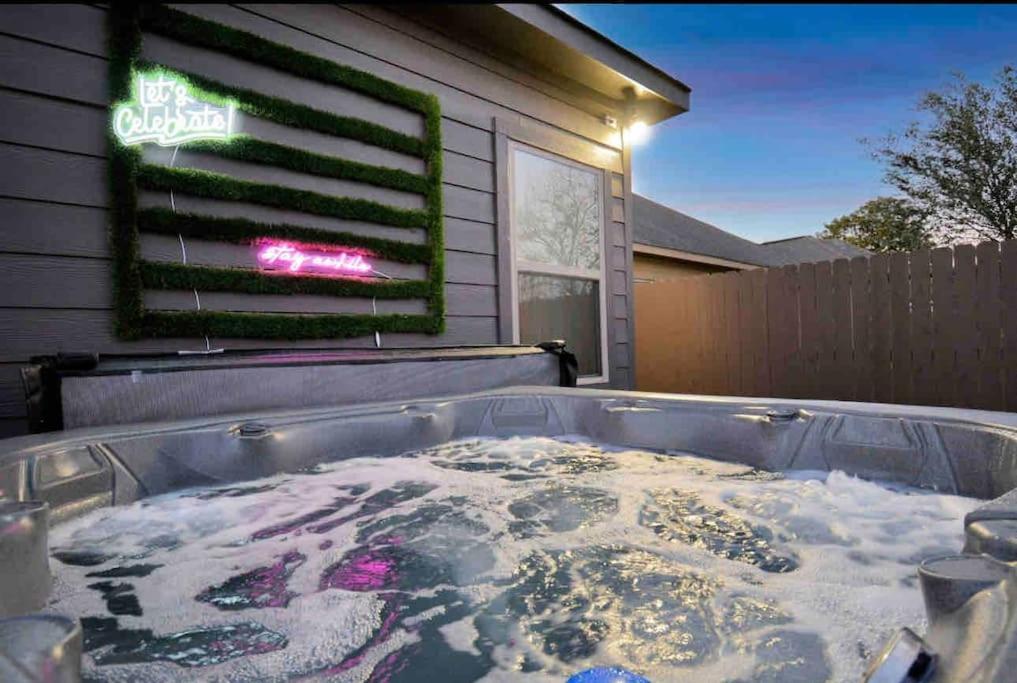 Luxe Downtown Retreat•Hot Tub • Fire Pit. Sleeps16 Villa Houston Exterior photo