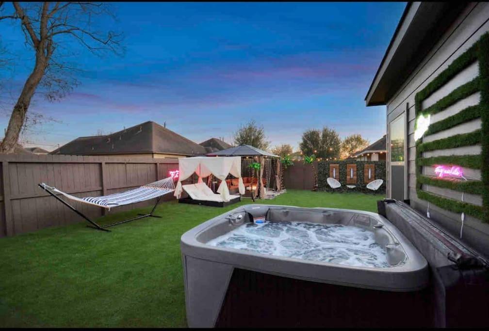 Luxe Downtown Retreat•Hot Tub • Fire Pit. Sleeps16 Villa Houston Exterior photo